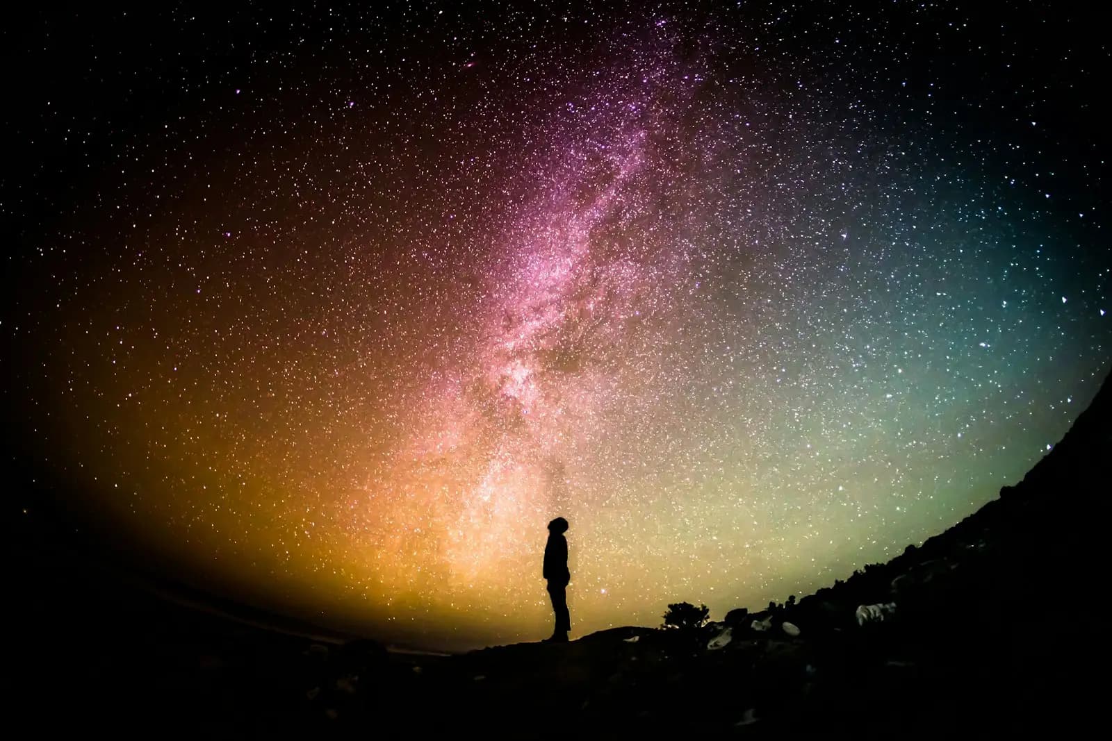 Osoba pod zvjezdanim nebom